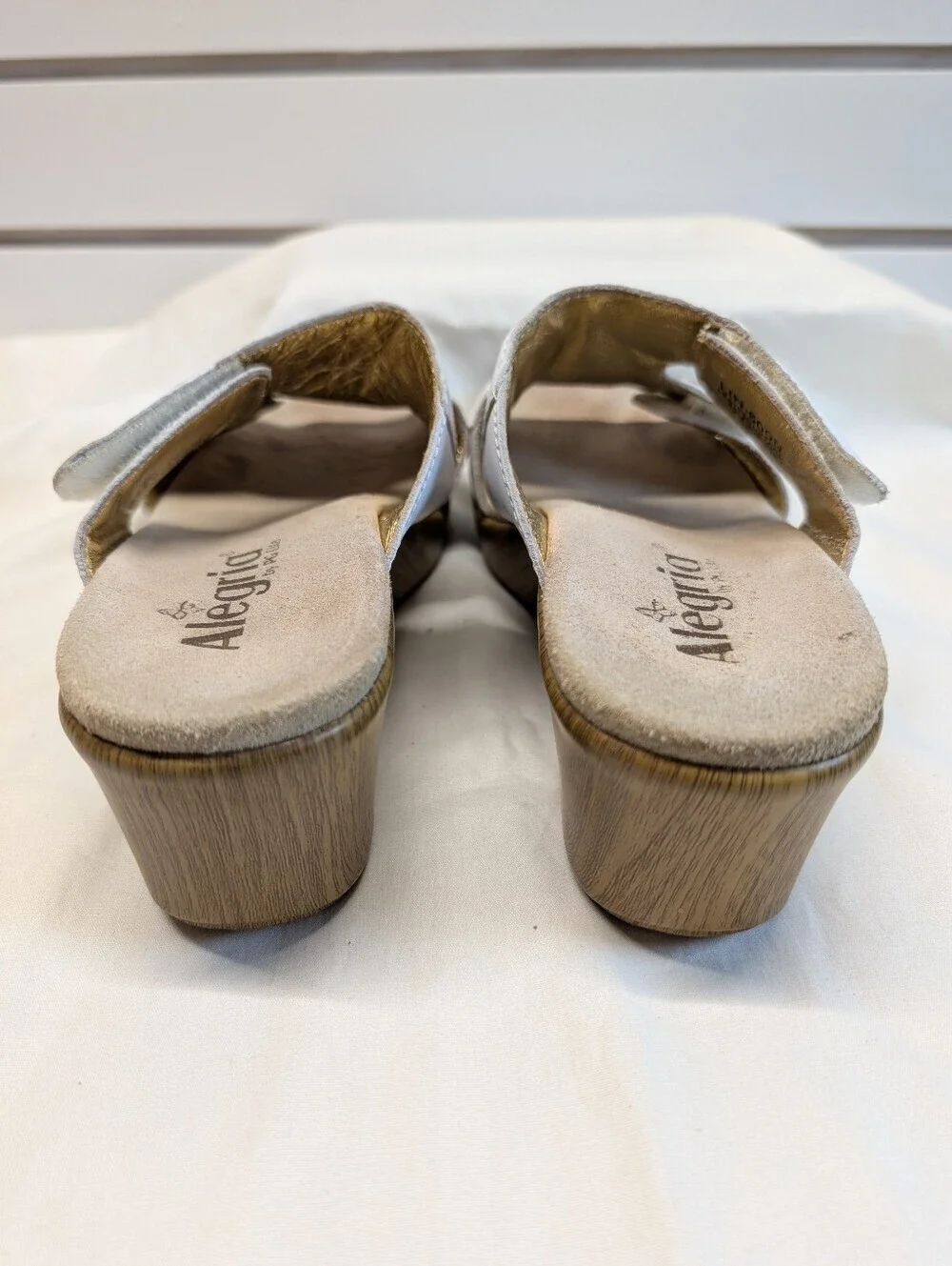 Alegria Linn-600N White Leather & Floral Embroidered Comfort Wedge Sz 39 = 8/8.5